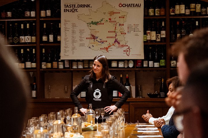 Verres de vin et de champagne servis lors d'une dégustation avec sommelier