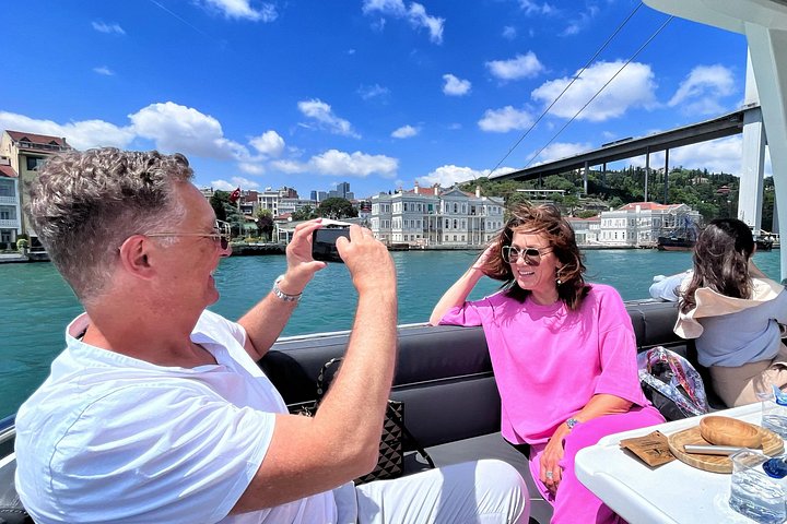 Yacht en croisière sur le Bosphore, entre la rive européenne et la rive asiatique d'Istanbul
