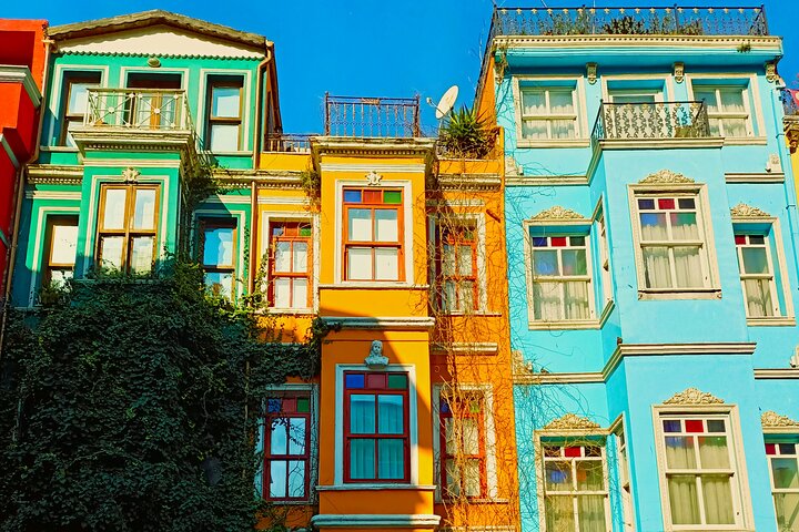Ruelle colorée du quartier de Balat, sur les rives de la Corne d'Or à Istanbul