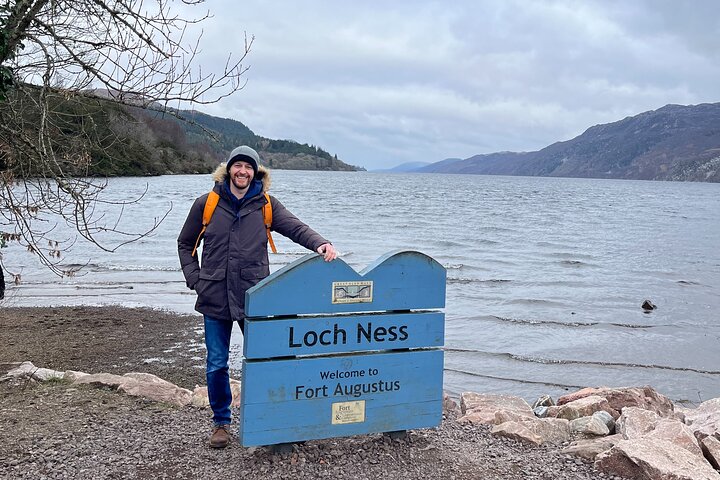 Le Loch Ness et ses rives dans les Highlands écossais
