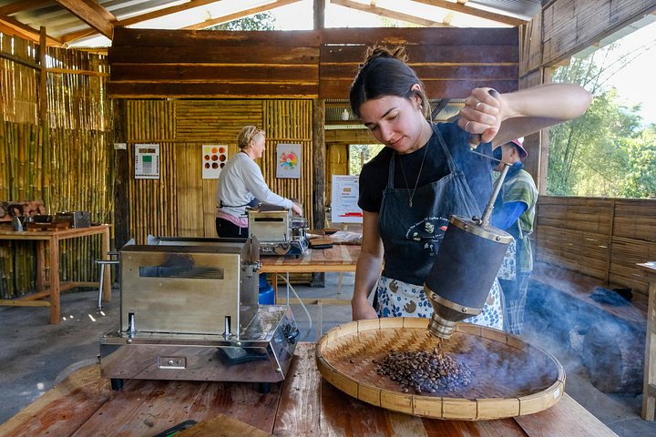 Torréfaction artisanale du café dans une communauté karen près de Chiang Mai