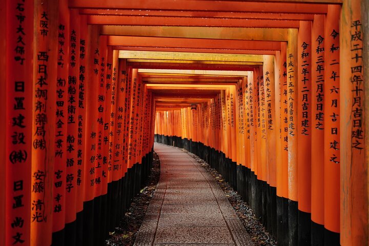 Santuario Fushimi Inari al amanecer, casi desierto