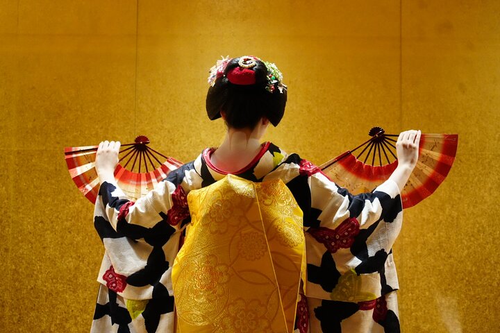 Maiko en kimono durante una demostración de danza tradicional en Kioto