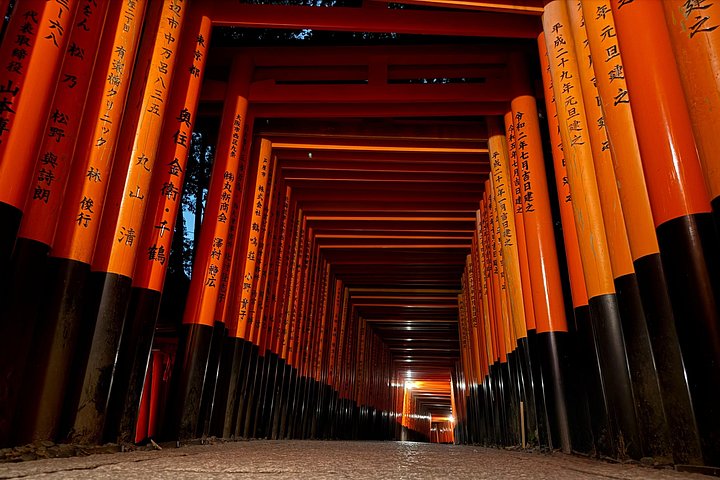 Avenida de torii del santuario Fushimi Inari, en Kioto, al atardecer