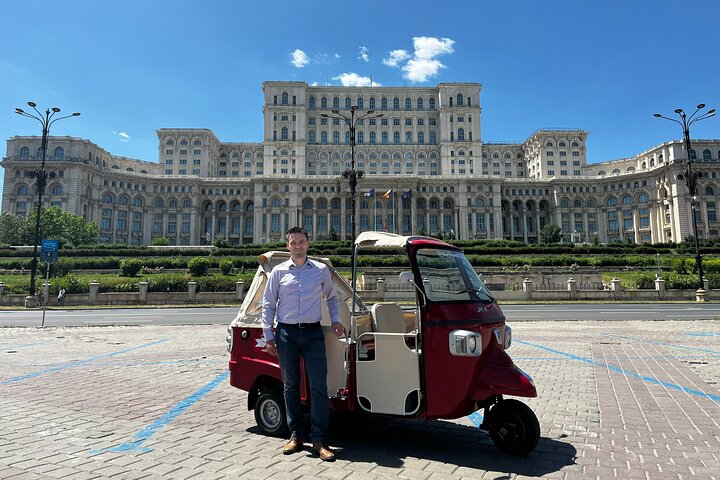Tuk-tuk elettrico turistico che percorre il centro storico di Bucarest