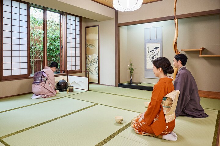 Traditionelle Teezeremonie im Kimono in Asakusa, Tokio