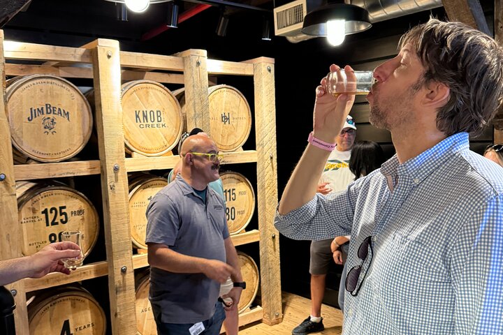 Alambiques de cobre en una destilería emblemática del Bourbon Trail en Kentucky