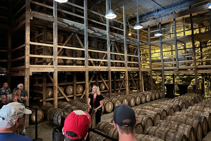 Bodega de envejecimiento de bourbon con barriles de roble apilados en Kentucky