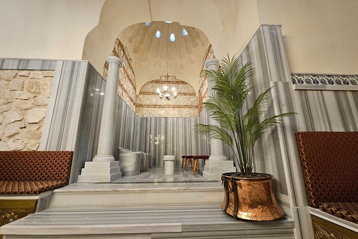 Salle de bain à la vapeur d'un hammam historique du vieux centre d'Istanbul
