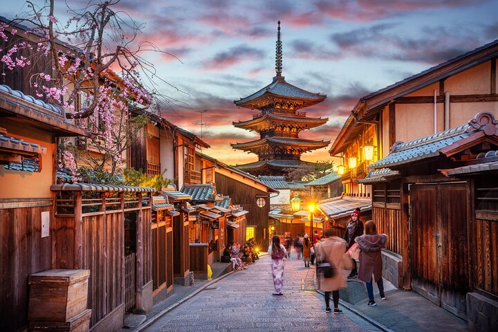 Callejón tradicional de Gion, en Kioto, durante un paseo guiado