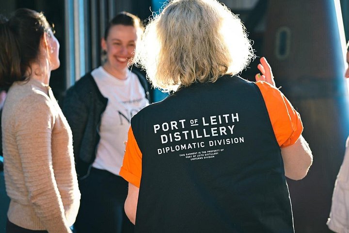 Alambics et fûts dans une distillerie du port de Leith près d'Édimbourg