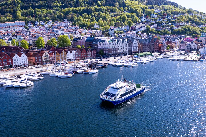 Fjordkreuzfahrtboot durchquert die Mostraumen-Passage bei Bergen