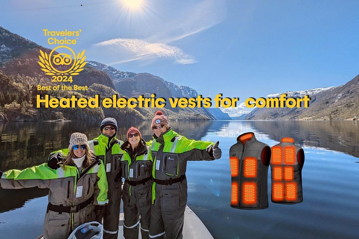 Privates Zodiac-Boot auf dem Fjord von Mostraumen bei Bergen zum Sonnenuntergang