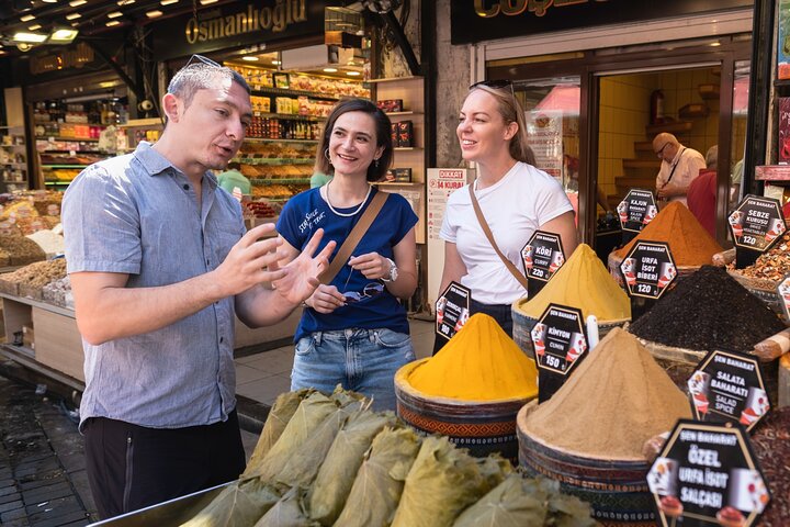 Table de spécialités turques lors d'un food tour entre Sirkeci et Kadıköy à Istanbul