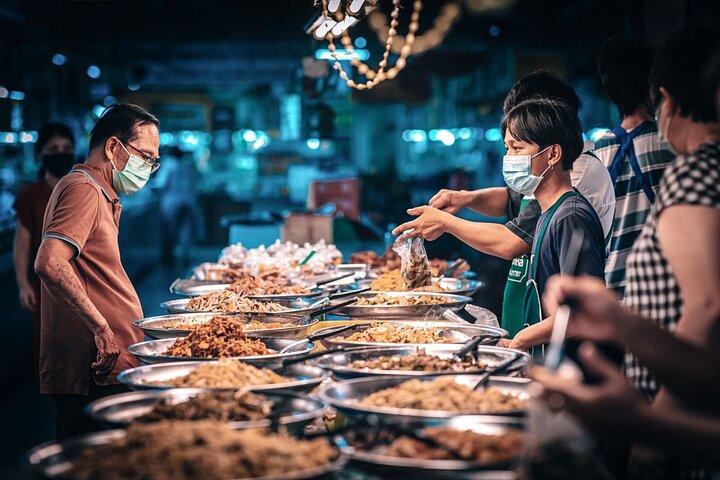 Buffet de plats du nord de la Thaïlande sur un marché de Chiang Mai lors d'un food tour