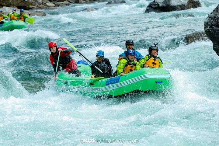 Wildwasser-Rafting auf dem Fluss Raundal bei Voss, unweit von Bergen