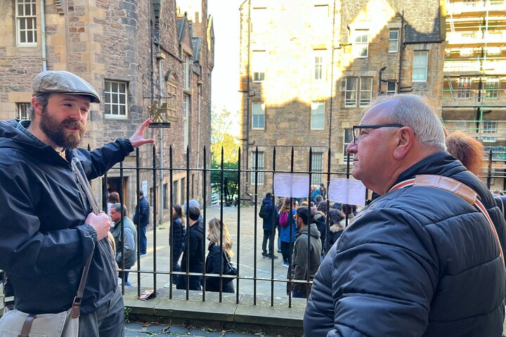 Ruelle pavée de la vieille ville d'Édimbourg sur le Royal Mile