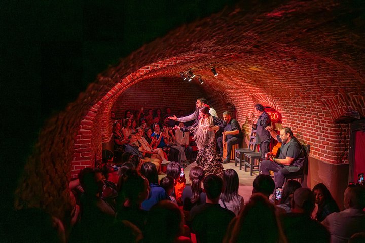 Bailaora de flamenco en el escenario de una pequeña sala de Madrid