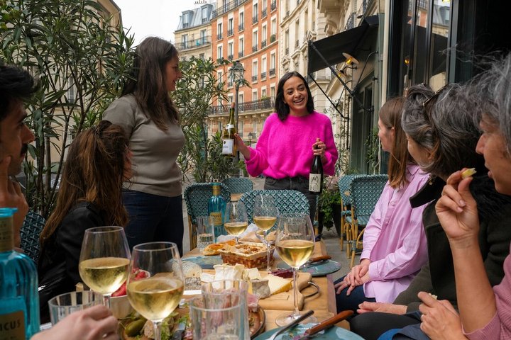 Table de dégustation avec vin et spécialités lors d'un food tour à Montmartre