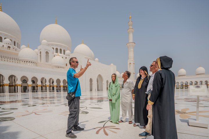 Dome and minarets of Sheikh Zayed Grand Mosque in Abu Dhabi at sunset