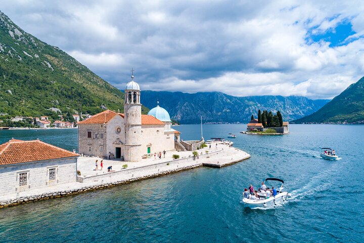 Perast et Notre-Dame-du-Rocher en bateau (photo 1)
