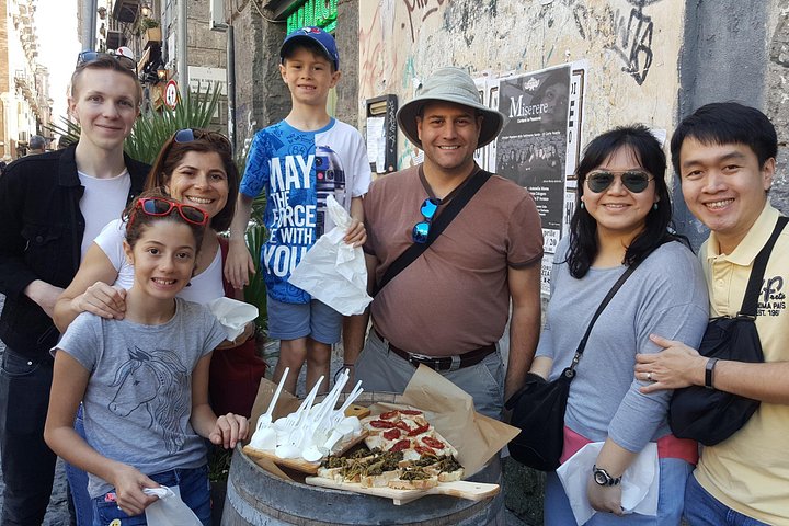 Street food dans le centre de Naples – Centre historique, 80134 Napoli NA, Italie (photo 1)