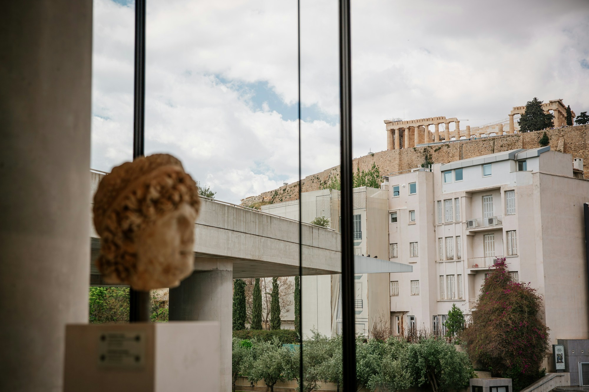 Galerie du musée de l'Acropole avec des sculptures éclairées par la lumière naturelle