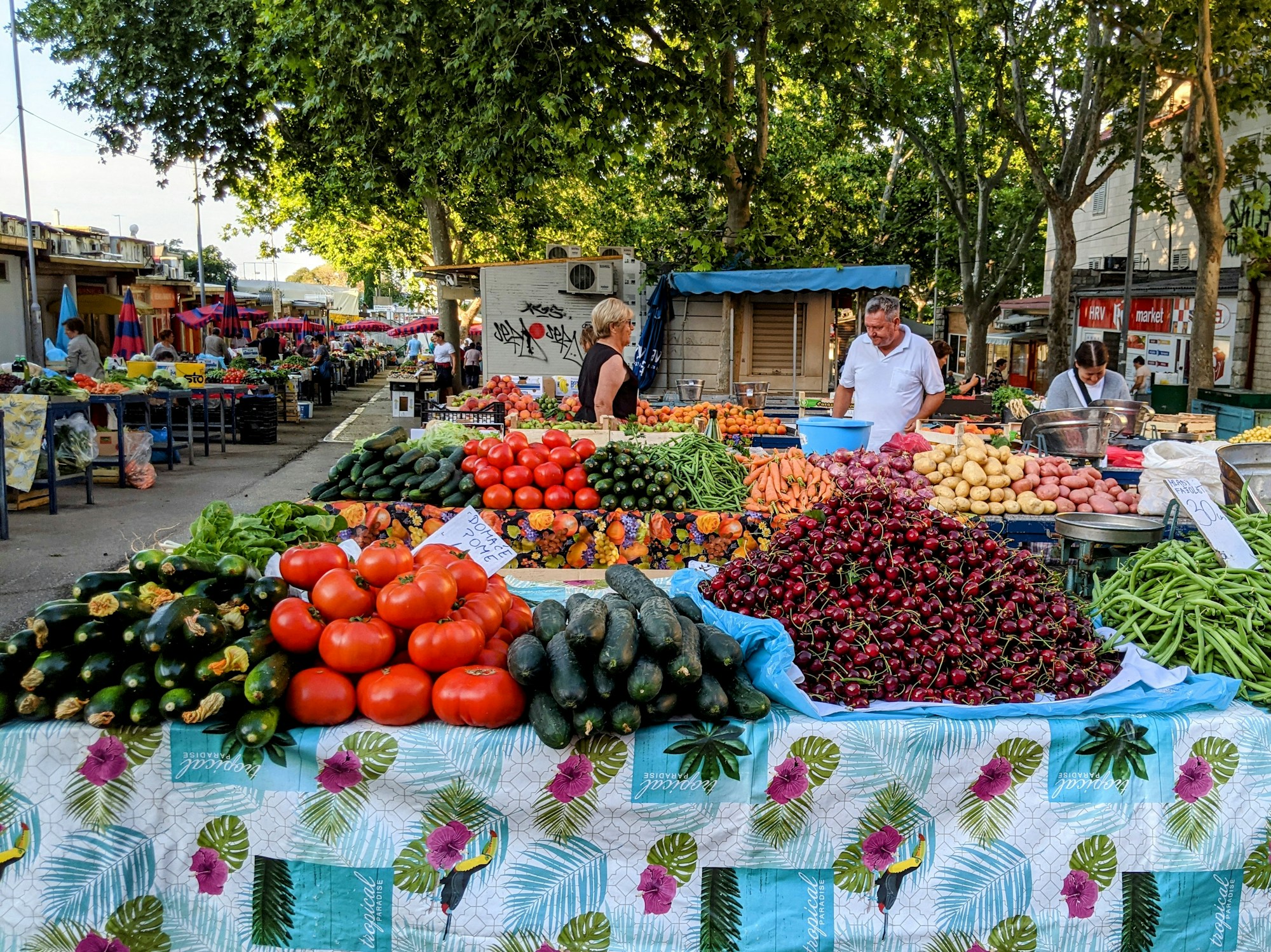 Banchi di verdura fresca su un mercato in Croazia