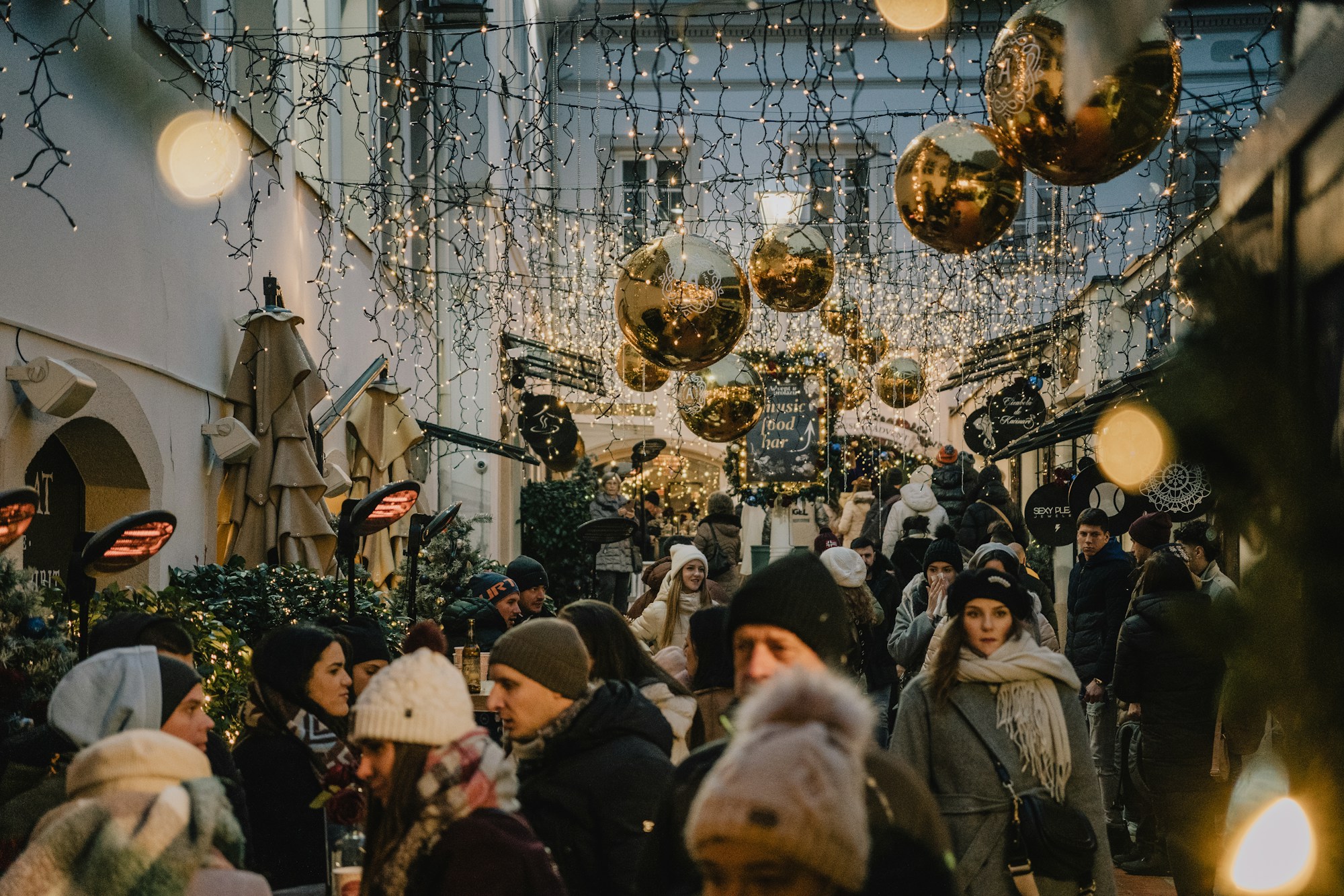 Via del centro di Zagabria illuminata la sera a dicembre