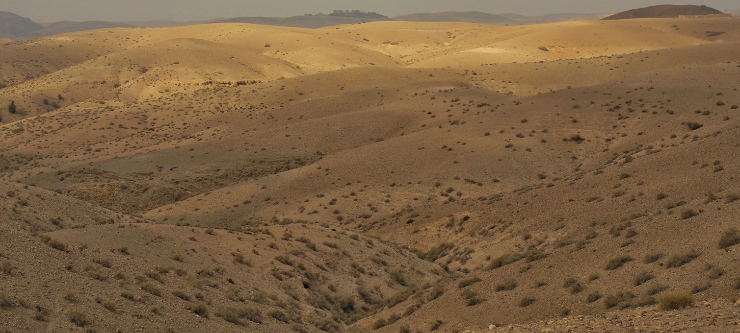 Paysage de pierre et d'ocre du désert d'Agafay au coucher du soleil