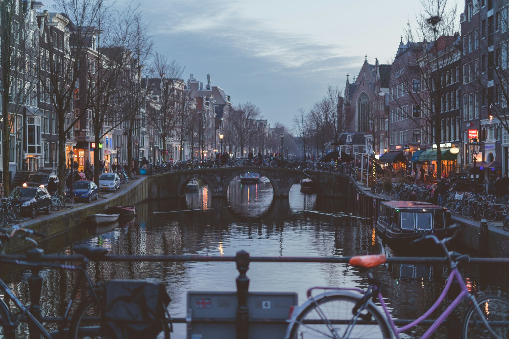 Canaux d'Amsterdam illuminés la nuit en hiver
