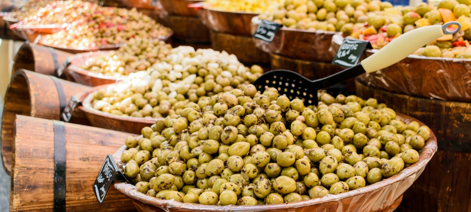 Étal d'olives marinées sur un marché