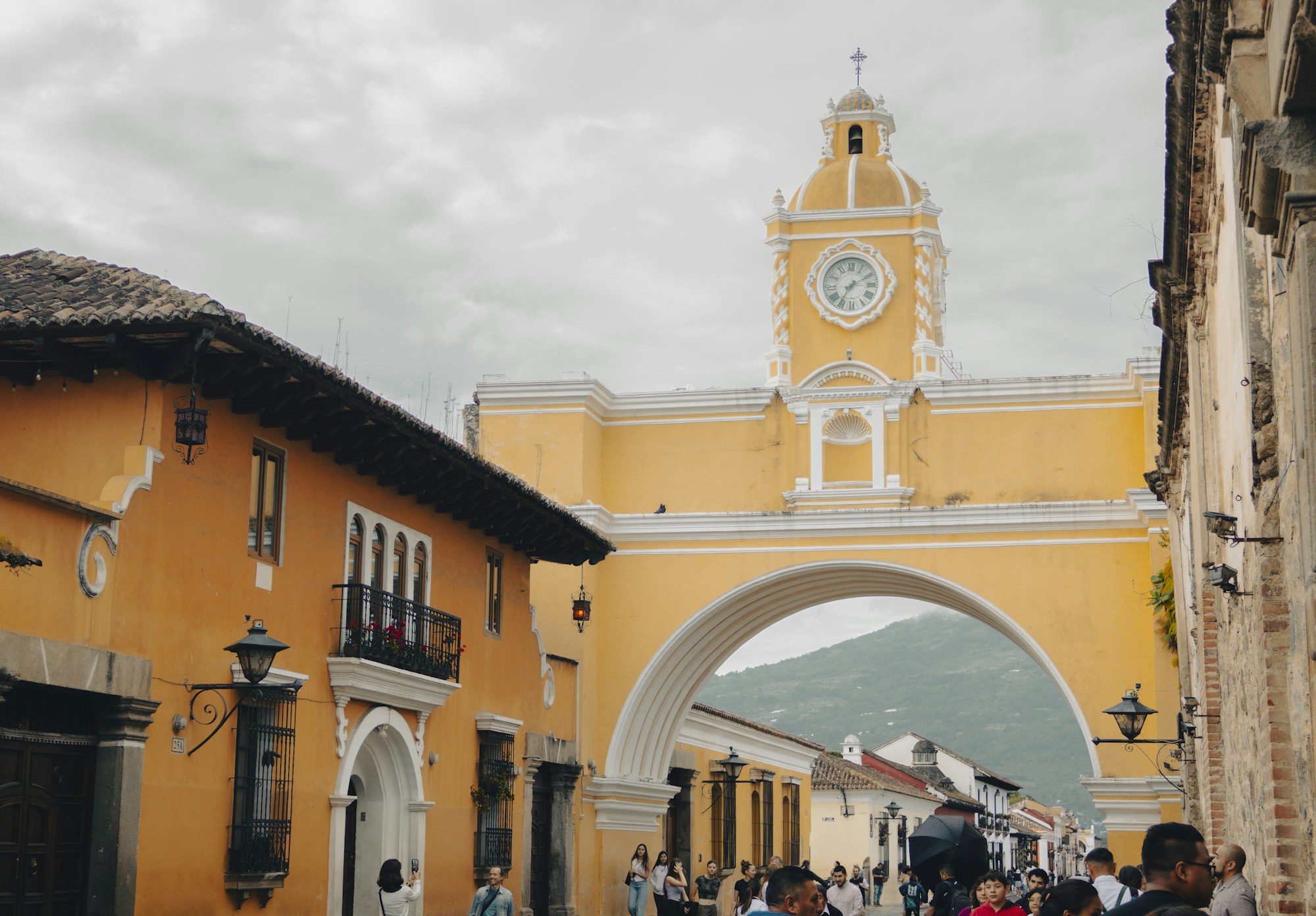 L'arco di Santa Catalina e il vulcano ad Antigua Guatemala