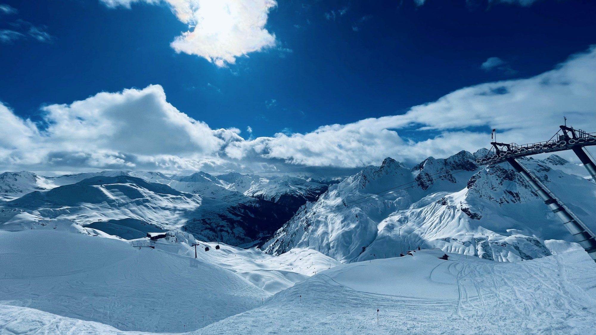 Pistes enneigées et remontée mécanique sous un ciel bleu, à St. Anton am Arlberg