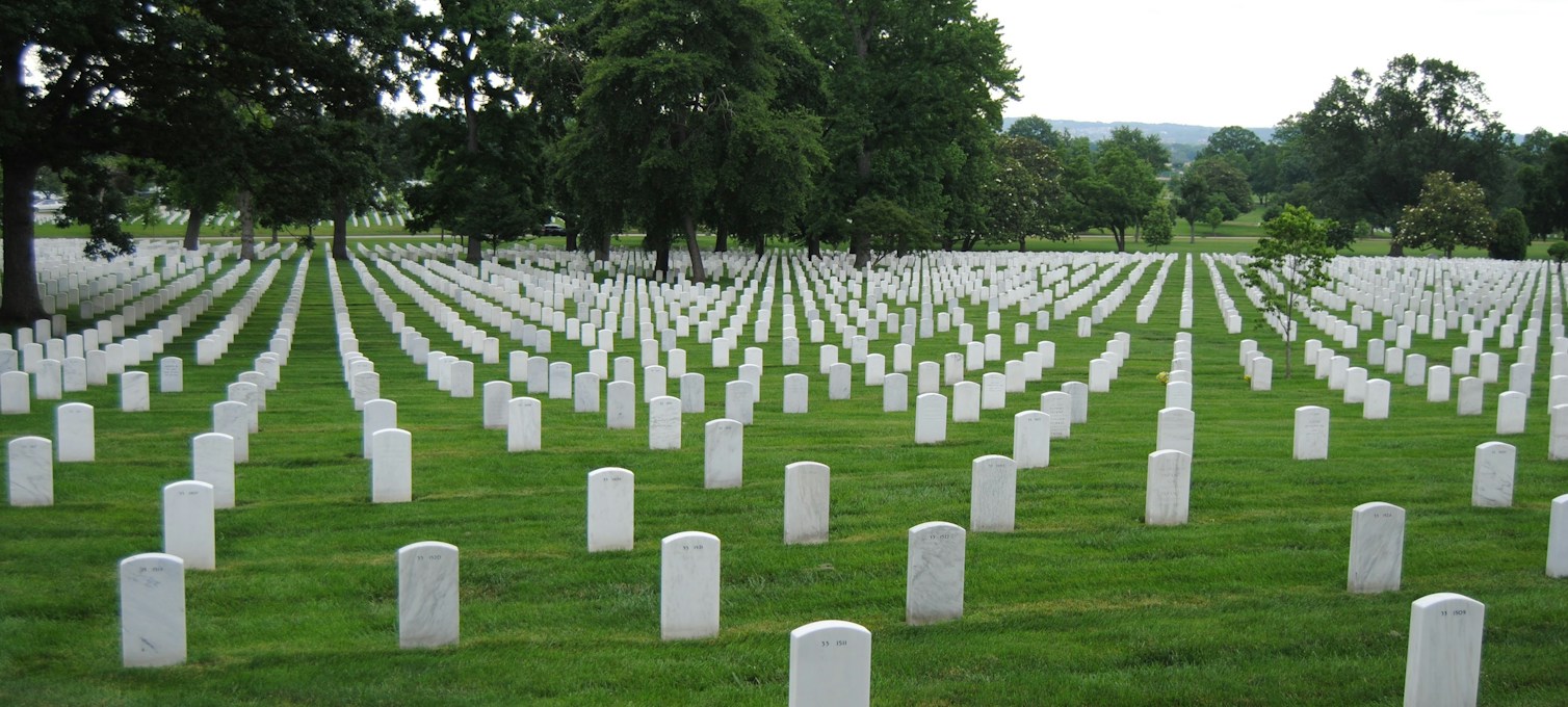 Tombes alignées au cimetière national d'Arlington