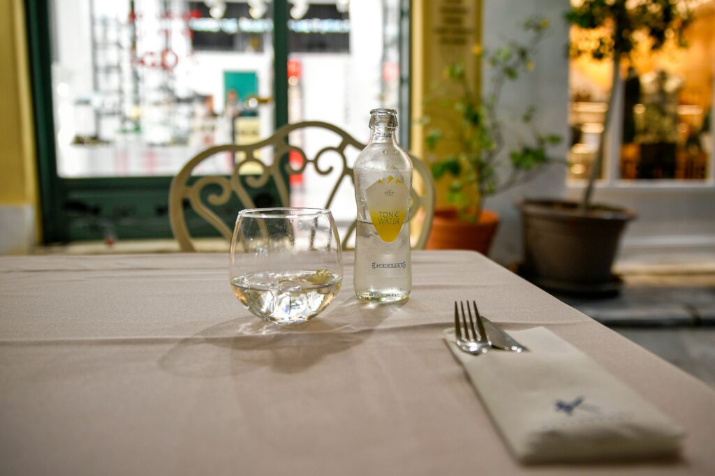 Table dressée dans un café en plein air à Athènes, le soir