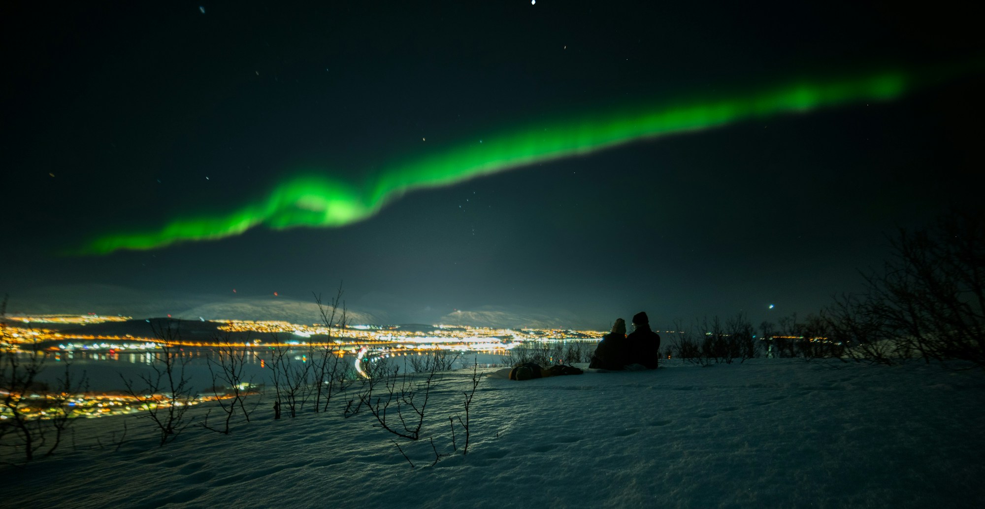 Aurora boreale verde sopra un paesaggio innevato in Norvegia