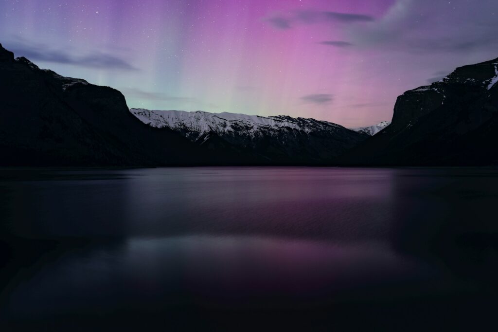 Aurores boréales vertes au-dessus du lac Minnewanka, en Alberta, au Canada