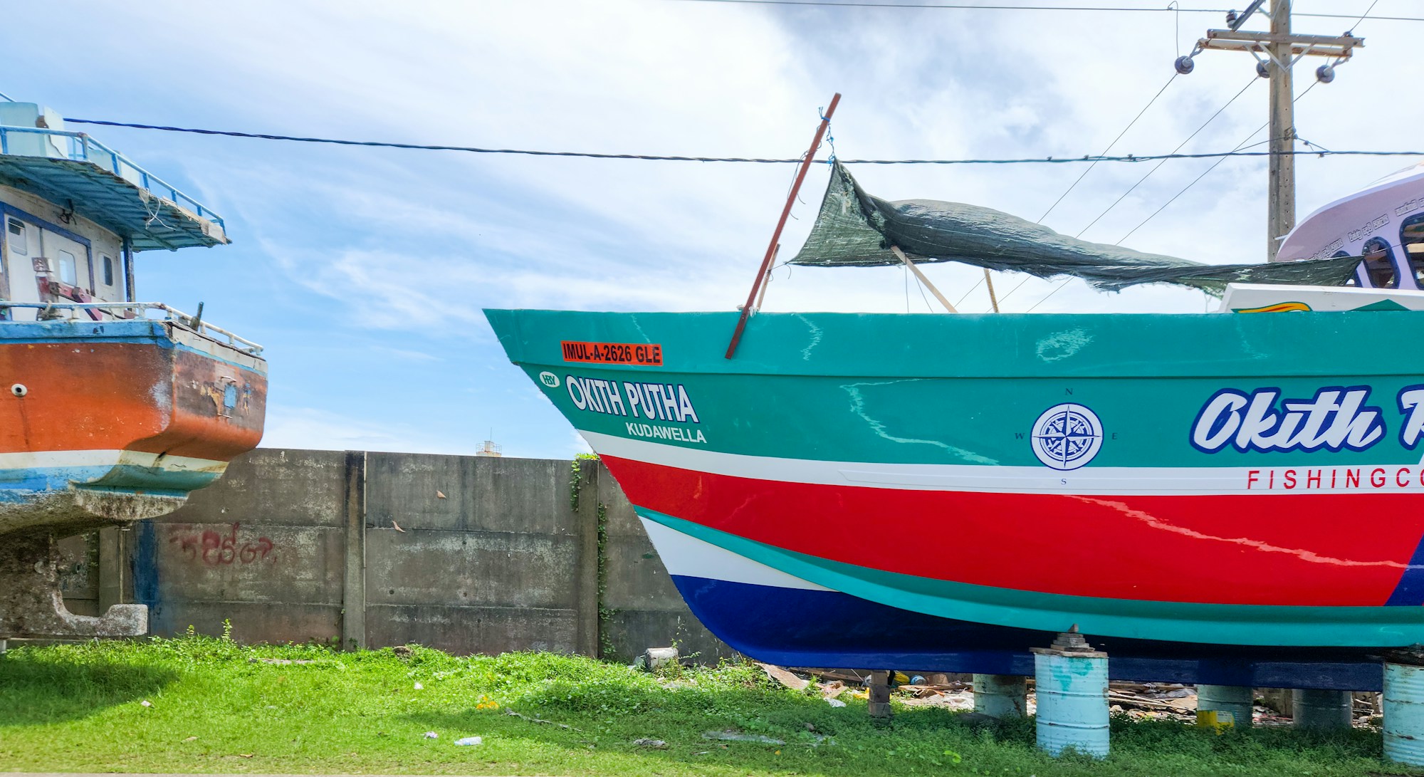 Bateaux de pêche colorés posés sur la plage d'Hikkaduwa, sur la côte sud-ouest du Sri Lanka