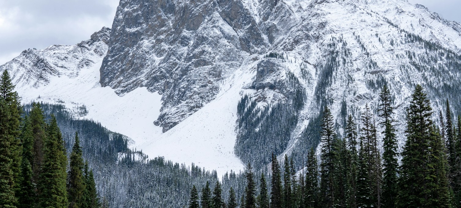 Montagnes enneigées de Banff en fin d'automne