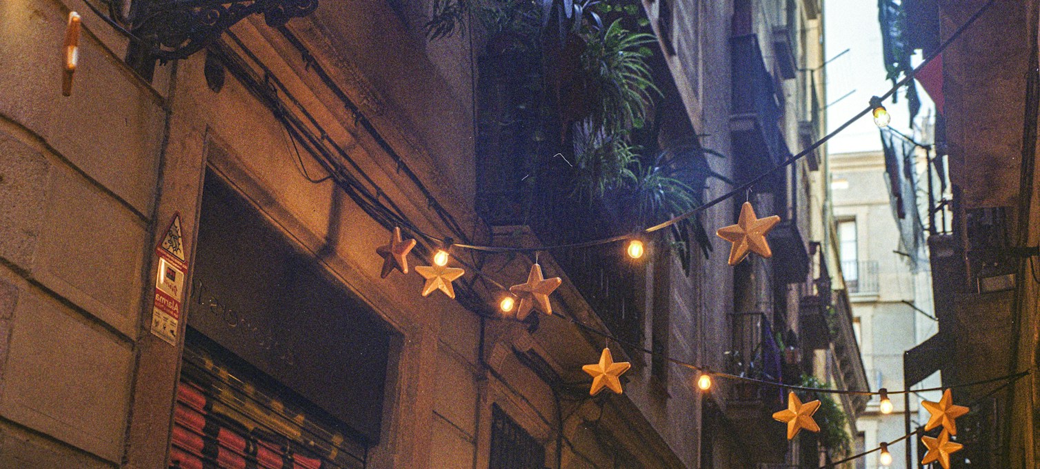 Rues de Barcelone illuminées pour les fêtes de fin d'année