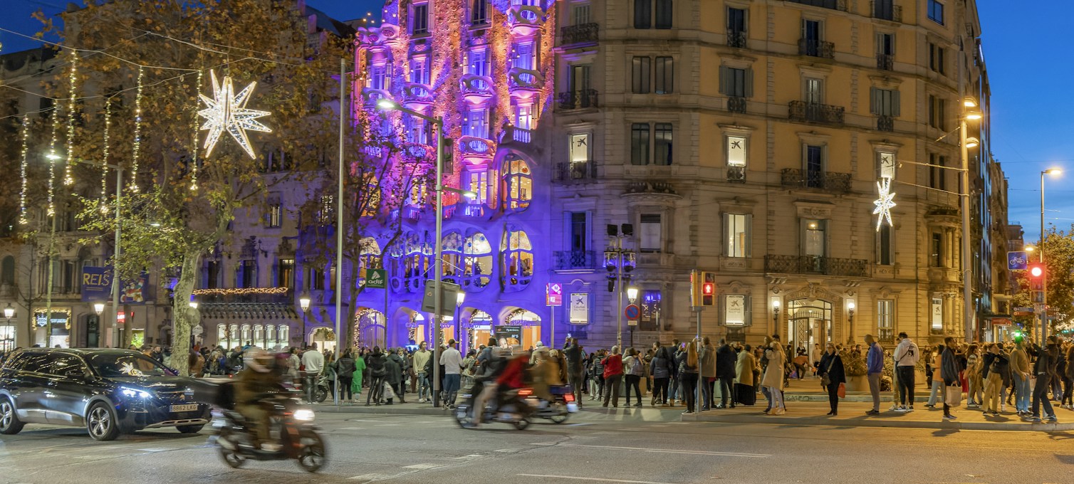 Rues de Barcelone en soirée d'hiver, avec des passants