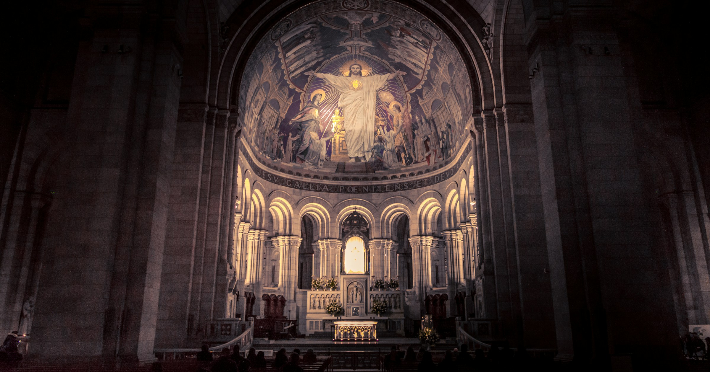 Die Basilika Sacré-Cœur auf dem Gipfel des Montmartre-Hügels