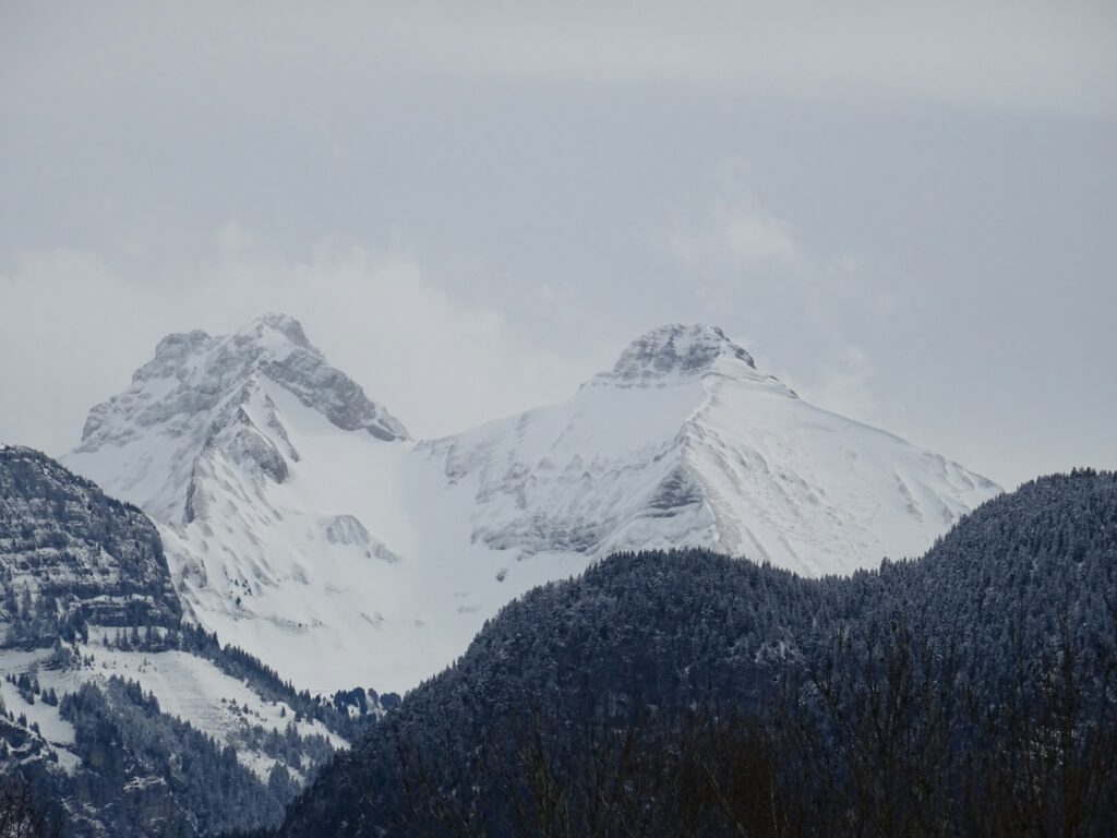 Sommets enneigés de la chaîne des Aravis, en Haute-Savoie