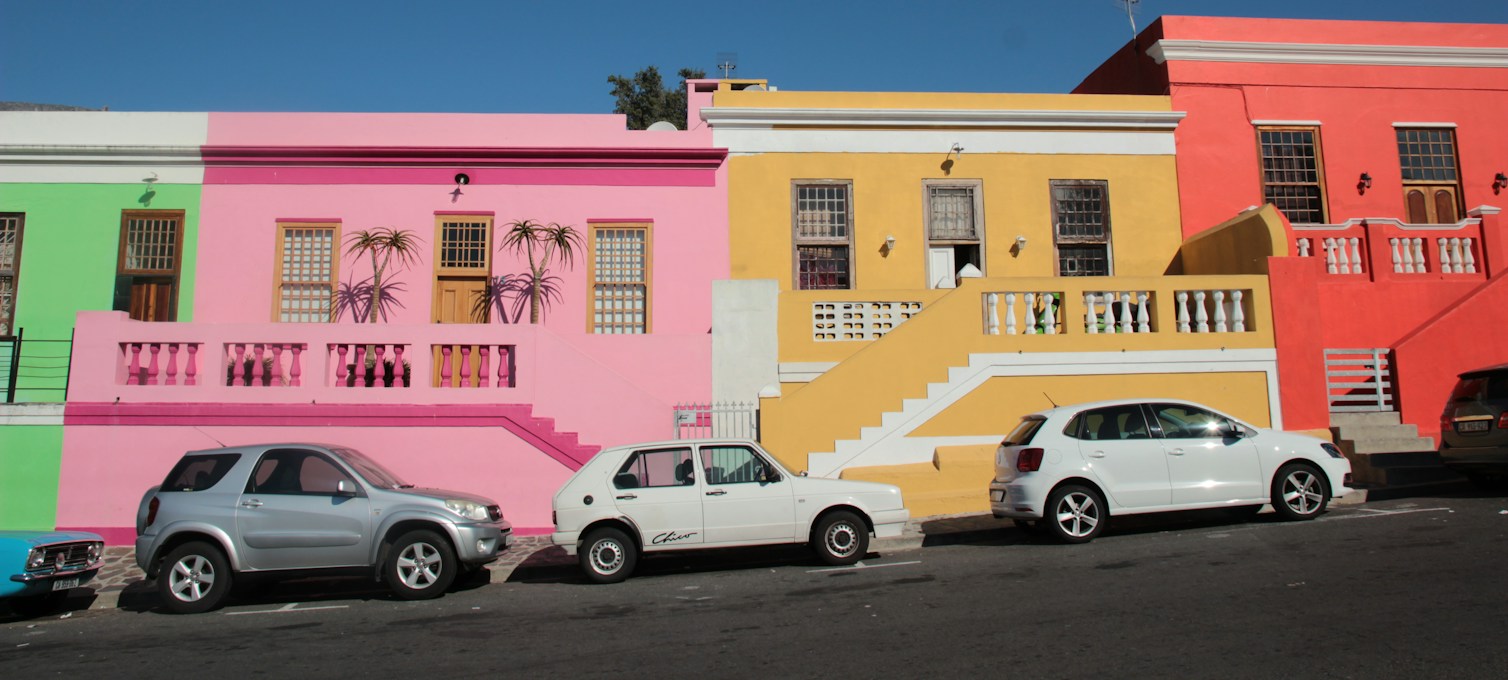 Kopfsteingepflasterte Straße im Bo-Kaap in Kapstadt mit bunten Häusern
