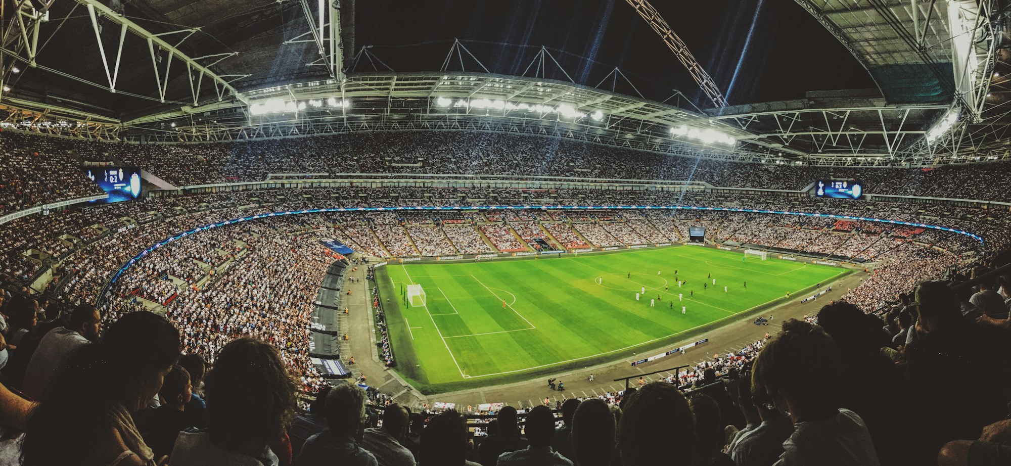 Foule dans un grand stade de football pendant un match