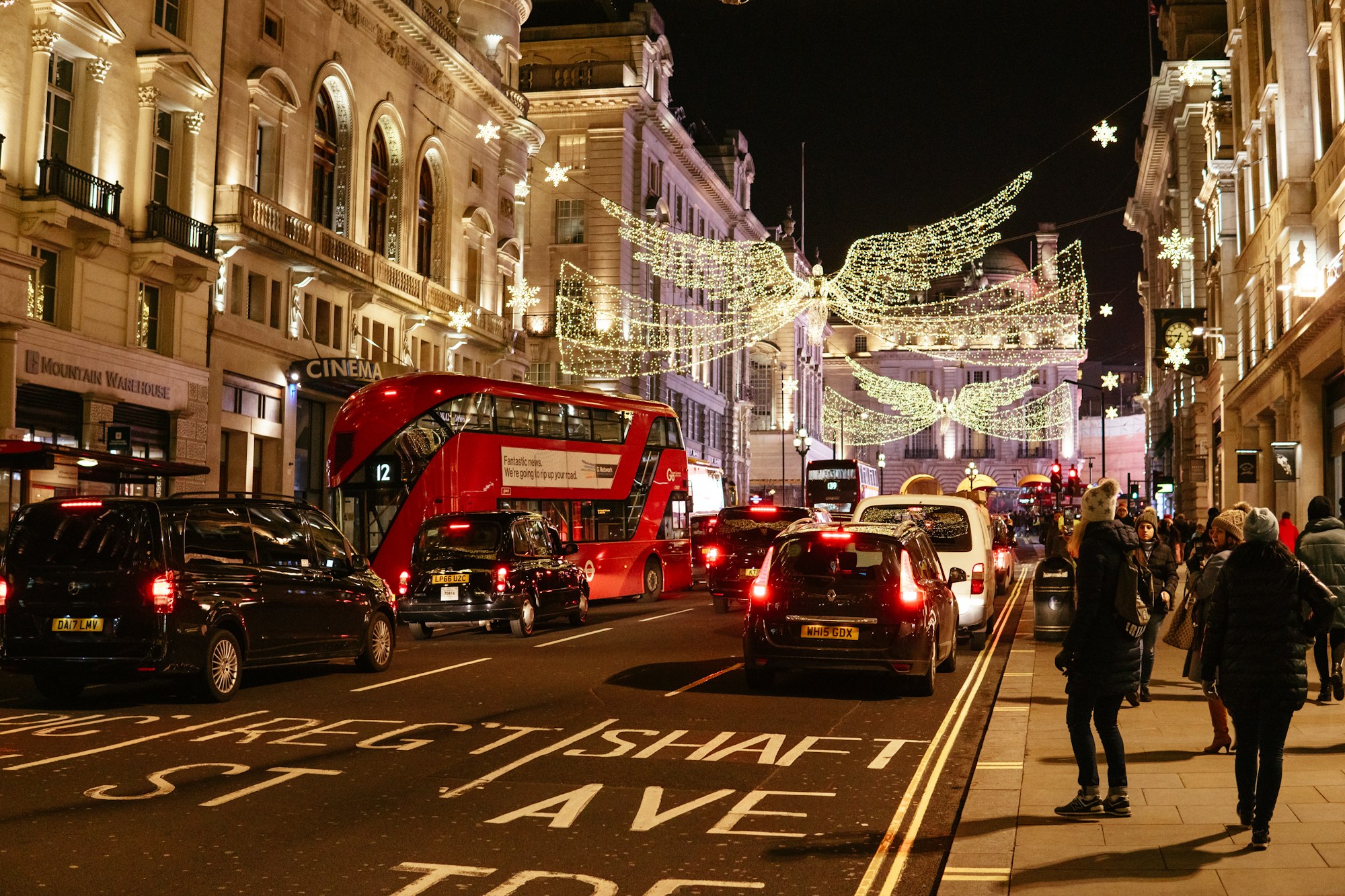Rue de Londres illuminée pour Noël, la nuit