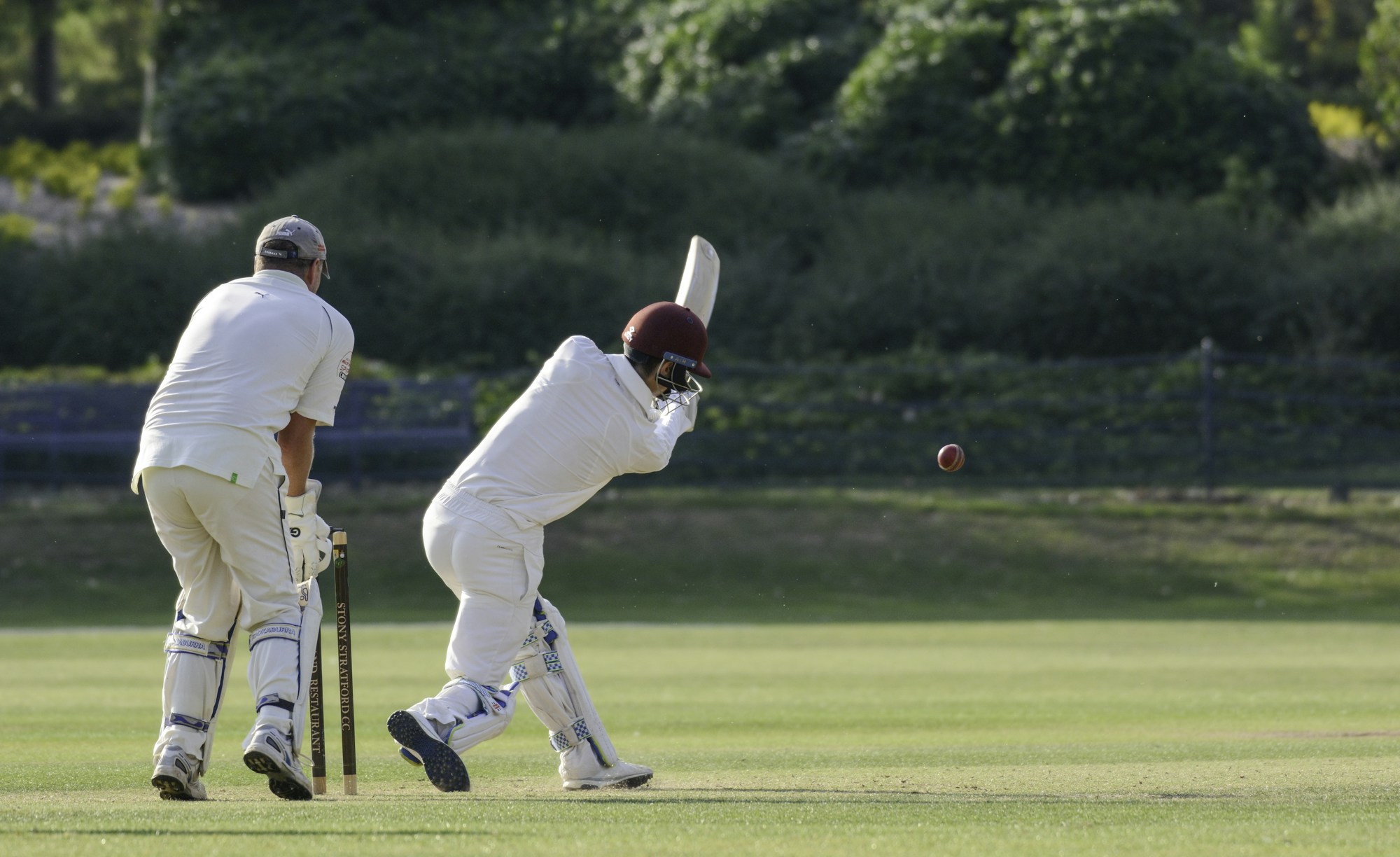 Un batteur de cricket en action