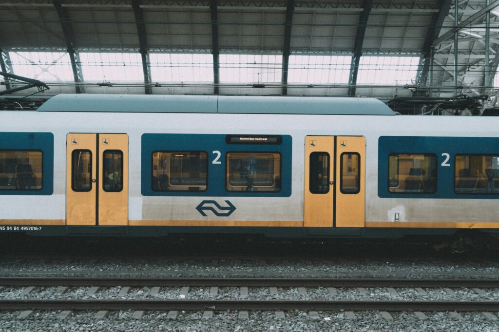 Quai d'une gare néerlandaise avec un train régional à l'arrêt