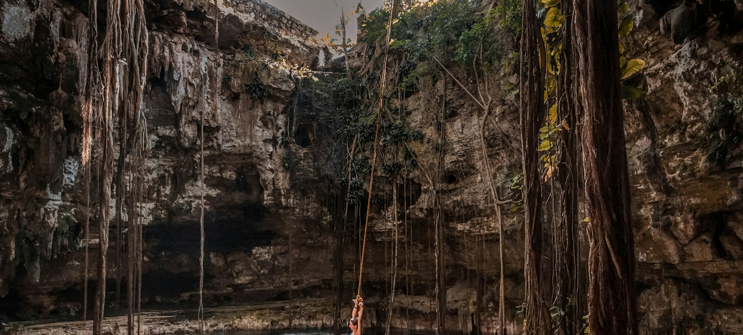 Eau turquoise d'un cénote au Yucatán
